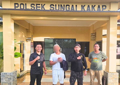 Pelaku penganiayaan saat diamankan di Rutan Polsek Sungai Kakap. Foto: Dok. Polres Kubu Raya