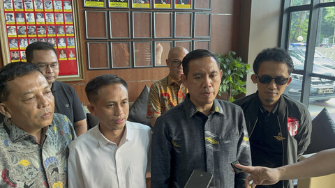 Laporan polisi terkait tuduhan ijazah palsu Jokowi dan Kuasa Hukum pelapor Rusdiansyah di Polres Metro Jakarta Pusat, Senin (28/4/2025). Foto: Rayyan Farhansyah/kumparan
