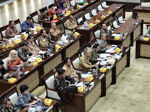 Dewan Komisioner OJK dalam Raker bersama Komisi XI DPR RI di Kompleks Parlemen Senayan, Senin (28/4/2025). Foto: Widya Islamiati/kumparan