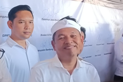 Gubernur Jabar Dedi Mulyadi usai Koordinasi Gawe Rancage di Pusdai, Bandung, Senin (28/4/2025). Foto: Robby Bouceu/kumparan