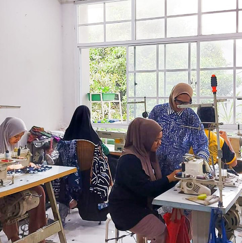 UMKM perempuan binaan Pertamina Dara Baro yang bergerak di bidang fesyen dari sisa-sisa kain wastra nusantara. Foto: Dok. Pertamina