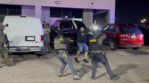 Dalam gambar yang diambil dari video yang dirilis oleh U.S. Drug Enforcement Administration ini, petugas menghentikan seorang pengunjung klub malam tempat penggerebekan terjadi di Colorado Springs, Colorado pada hari Minggu (27/4/2025). Foto: U.S. Drug Enforcement Administration via AP