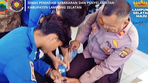Anggota Dinas Pemadam Kebakaran dan Penyelamatan Kabupaten Lampung Selatan Posko Kalianda telah melakukan evakuasi cincin yang tersangkut di jari tangan Polisi di Mako Damkar Kalianda. Foto: Instagram/ @damkar_lampungselatan