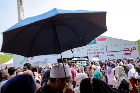 Pengunjung memadati selasar Masjid Istiqlal, Jakarta, Senin (28/4/2025). Foto: Jamal Ramadhan/kumparan