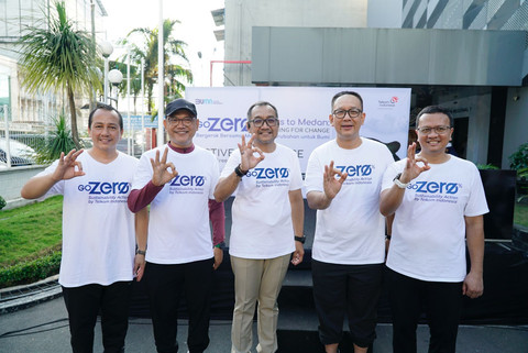 (Kiri ke kanan) GM Witel Sumut Agung Tri Cahyono, Plt. Kepala Dinas Kominfo Provinsi Sumatera Utara Porman Juanda Marpomari Mahulae, S.T., M.Si, EVP Telkom Regional 1 Dwi Pratomo Juniarto, SVP Group Sustainability and Corporate Communication Telkom Ahmad Reza, dan VP Sustainability Telkom Gunawan Wasisto Ciptaning Andri pada acara GoZero% Active Challenge & Clean-Up Walk, yang menjadi bagian dari rangkaian kegiatan GoZero% Goes to Medan, pada Minggu (27/4). Foto: Dok. Telkom