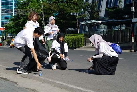 Kegiatan mengumpulkan dan memilah sampah plastik pada acara GoZero% Active Challenge & Clean-Up Walk yang menjadi bagian dari rangkaian kegiatan GoZero% Goes to Medan, pada Minggu (27/4). Foto: Dok. Telkom