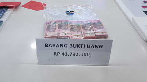 Barang bukti yang diamankan dari tersangka yang membuat video deep fake atau video palsu yang mencatut kepala daerah ditunjukkan saat konferensi pers di Mapolda Jawa Timur, Surabaya, Senin (28/4/2025). Foto: Farusma Okta Verdian/kumparan