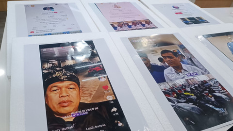 Barang bukti yang diamankan dari tersangka yang membuat video deep fake atau video palsu yang mencatut kepala daerah ditunjukkan saat konferensi pers di Mapolda Jawa Timur, Surabaya, Senin (28/4/2025). Foto: Farusma Okta Verdian/kumparan