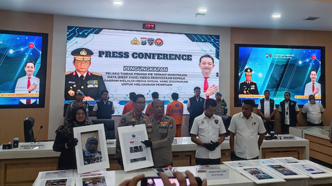 Polisi menjukkan barang bukti dan tersangka yang membuat video deep fake atau video palsu yang mencatut kepala daerah ditunjukkan saat konferensi pers di Mapolda Jawa Timur, Surabaya, Senin (28/4/2025). Foto: Farusma Okta Verdian/kumparan