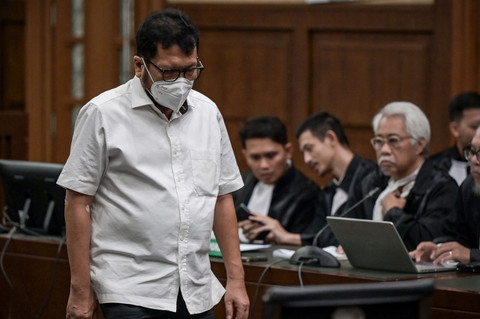 Terdakwa kasus dugaan suap vonis bebas Gregorius Ronald Tannur, Zarof Ricar (kiri) menjalani sidang lanjutan di Pengadilan Tipikor, Jakarta, Senin (28/4/2025). Foto: Fauzan/ANTARA FOTO