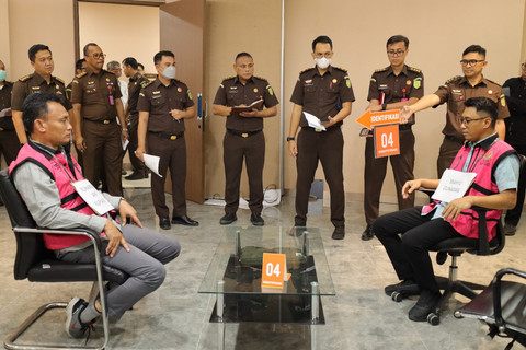 Kejagung menggelar rekonstruksi kasus dugaan suap pengaturan vonis lepas kasus korupsi crude palm oil (CPO). Foto: Kejagung RI