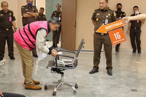 Kejagung menggelar rekonstruksi kasus dugaan suap pengaturan vonis lepas kasus korupsi crude palm oil (CPO). Foto: Kejagung RI