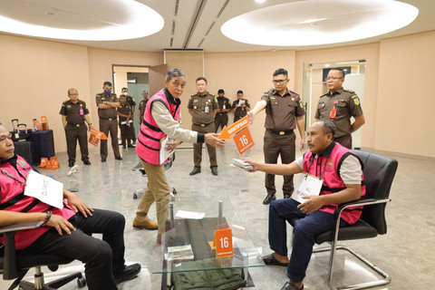 Kejagung menggelar rekonstruksi kasus dugaan suap pengaturan vonis lepas kasus korupsi crude palm oil (CPO). Foto: Kejagung RI