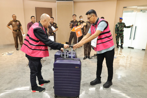 Kejagung menggelar rekonstruksi kasus dugaan suap pengaturan vonis lepas kasus korupsi crude palm oil (CPO). Foto: Kejagung RI