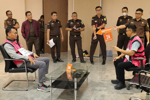 Kejagung menggelar rekonstruksi kasus dugaan suap pengaturan vonis lepas kasus korupsi crude palm oil (CPO). Foto: Kejagung RI