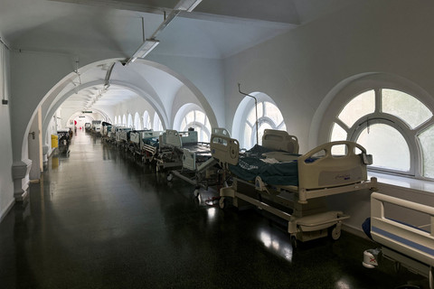 Tempat tidur gawat darurat rumah sakit yang kosong saat pemadaman listrik melanda sebagian besar wilayah Spanyol di Barcelona, ​​Spanyol, Senin (28/4/2025). Foto: Nacho Doce/REUTERS