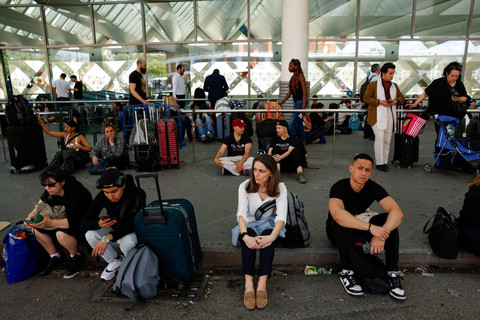 Para pelancong menunggu di luar stasiun kereta Atocha setelah ditutup karena pemadaman listrik di Madrid, Spanyol, Senin (28/4/2025). Foto: Susana Vera/REUTERS