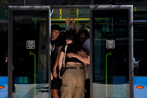 Warga menaiki bus yang penuh sesak setelah metro ditutup selama pemadaman listrik, di Madrid, Spanyol,, Senin (28/4/2025). Foto: Ana Beltran/REUTERS