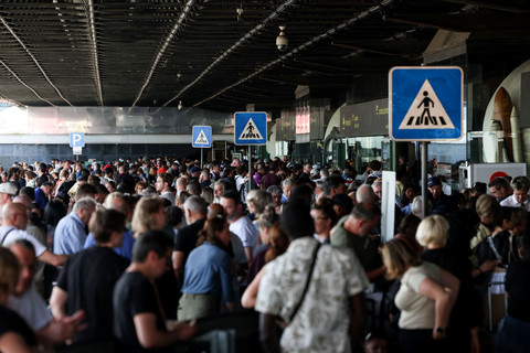 Kepadatan di luar terminal di Bandara Lisbon selama pemadaman listrik yang melanda sebagian besar wilayah Portugal, di Lisbon, Portugal, Senin (28/4/2025). Foto: Pedro Nunes/REUTERS