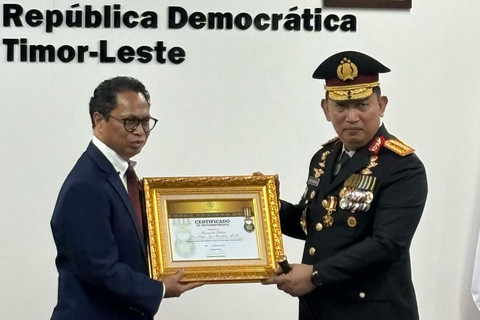 Kapolri Jenderal Pol Listyo Sigit Prabowo menerima penghargaan dari Pemerintah Timor Leste. Foto: Polri