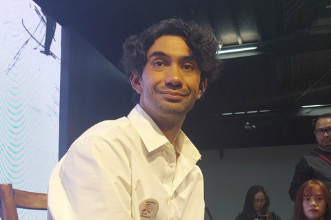 Aktor Reza Rahadian di Bentara Budaya Jakarta, Senin (26/4/2025). Foto: Vincentius Mario/kumparan