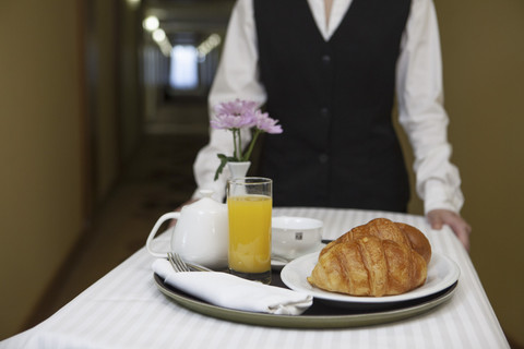 Petugas hotel yang mengantarkan makanan. Foto: Hakim Graphy/Shutterstock