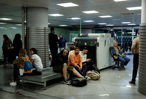 Para pelancong bersiap untuk bermalam di stasiun kereta Atocha, menyusul pemadaman listrik besar-besaran di Madrid, Spanyol, Senin (28/4/2025). Foto: Oscar Del Pozo/AFP