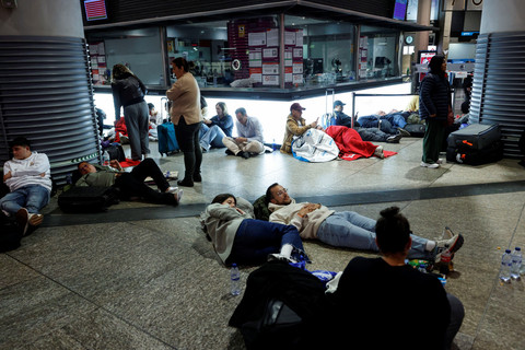 Para pelancong tidur di lantai stasiun kereta Atocha, menyusul pemadaman listrik besar-besaran di Madrid, Spanyol, Senin (28/4/2025). Foto: Oscar Del Pozo/AFP