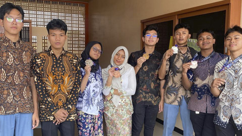 Siswa-siswi SMAN 103 Jakarta Timur saat menjuarai Kejurnas Kick Boxing 2024. Foto: Dok. OSIS SMAN 103 Jakarta Timur