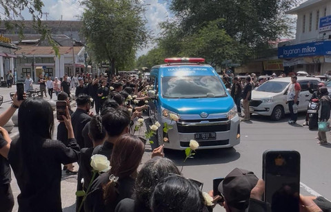 Iring-iringan peti jenazah Hamzah Sulaiman melewati Hamzah Batik Malioboro dengan para karyawannya membawa mawar putih serta spanduk "In Loving Memory". Foto: iqbaltwq/Pandangan Jogja