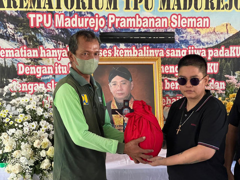 Prosesi penyerhan abu jenazah ke pihak keluarga Hamzah Sulaiman. Foto: iqbaltwq/Pandangan Jogja