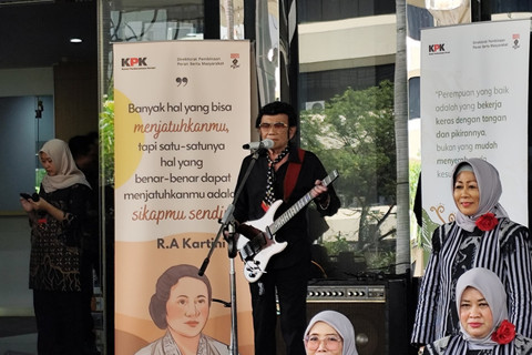 Penyanyi dangdut Rhoma Irama tampil di Gedung ACLC KPK, Jakarta Selatan, Selasa (29/4/2025). Foto: Jonathan Devin/kumparan