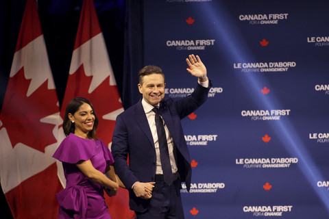 Pemimpin Partai Konservatif Kanada Pierre Poilievre memberi isyarat saat berjalan bersama istrinya Anaida Poilievre di markas besar malam pemilihannya di Ottawa, Ontario, Kanada, Selasa (29/4/2025). Foto: PATRICK DOYLE/REUTERS