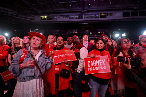 Dorothy Goubault, pendukung Perdana Menteri Kanada Mark Carney, bereaksi terhadap angka jajak pendapat di markas besar malam pemilihan Partai Liberal di Ottawa, Ontario, Kanada, Senin (28/4/2025). Foto: Jennifer Gauthier/REUTERS