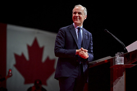 Perdana Menteri Kanada Mark Carney menghadiri sebuah acara di markas besar malam pemilihan Partai Liberal di Ottawa, Ontario, Kanada, Selasa (29/4/2025). Foto: Jennifer Gauthier/REUTERS