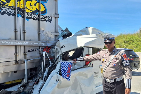 Kecelakaan maut yang melibatkan truk box dan mobil travel di Tol Cisumdawu KM 189,Selasa (29/4/202). Foto: PJR Cisumdawu
