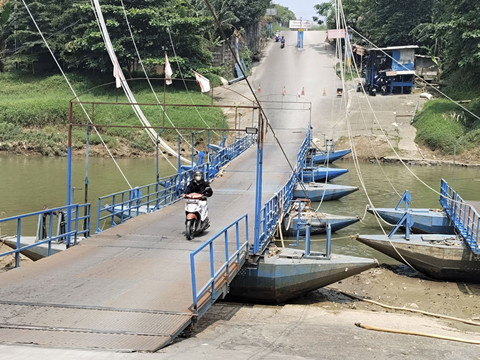 Jembatan perahu Haji Endang di Dusun Rumambe, Desa Anggadita, Kecamatan Klari, Karawang terancam ditutup oleh Balai Besar Wilayah Sungai (BBWS) Citarum. Foto: Dok. Istimewa