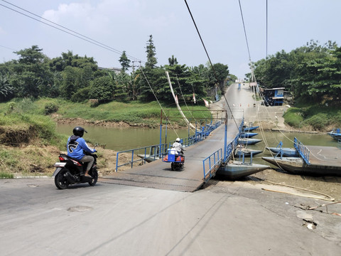 Jembatan perahu Haji Endang di Dusun Rumambe, Desa Anggadita, Kecamatan Klari, Karawang terancam ditutup oleh Balai Besar Wilayah Sungai (BBWS) Citarum. Foto: Dok. Istimewa