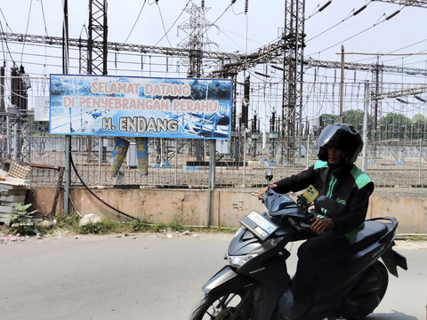 Jembatan perahu Haji Endang di Dusun Rumambe, Desa Anggadita, Kecamatan Klari, Karawang terancam ditutup oleh Balai Besar Wilayah Sungai (BBWS) Citarum. Foto: Dok. Istimewa