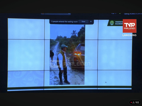 Gubernur Kalimantan Timur, Rudy Mas'ud menceritakan kondisi jalanan rusak saat rapat bersama Komisi II DPR RI, Selasa (29/4/2025). Foto: YouTube/ TVR Parlemen