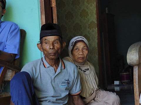 Mbah Tupon (68) dan istrinya Amdiyahwati (62) warga RT 04 Dusun Ngentak, Kalurahan Bangunjiwo, Kapanewon Kasihan, Kabupaten Bantul yang jadi korban mafia tanah, Selasa (29/4/2025). Foto: Arfiansyah Panji Purnandaru/kumparan