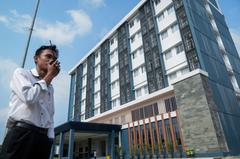Petugas bekomunikasi dengan latar gedung Asrama Haji Hotel Grand El Hajj di Cipondoh, Kota Tangerang, Banten, Senin (28/4/2025).  Foto: Putra M. Akbar/ANTARA FOTO 