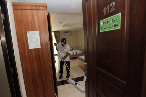 Petugas membersihkan lantai kamar tidur jemaah calon haji di Asrama Haji Pondok Gede, Jakarta, Selasa (22/4/2025). Foto: Reno Esnir/ANTARA FOTO