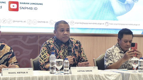 Ketua Umum SNPMB Eduart Wolok dalam konferensi pers temuan kecurangan dalam pelaksanaan UTBK sesi 1-12 di Kantor Kemendiktisaintek, Jakarta Pusat, Selasa (29/4/2025).  Foto: Alya Zahra/kumparan 
