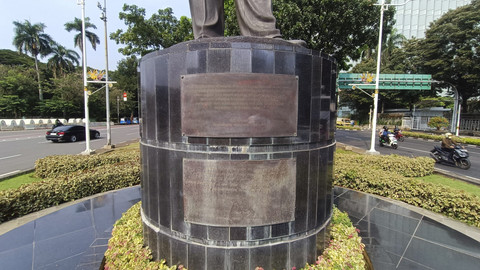 Tulisan yang ada di Patung MH Thamrin di Jalan Merdeka Selatan, Jakarta Pusat, Selasa (29/4/2025). Foto: Thomas Bosco/kumparan