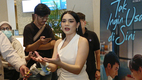 Artis Davina Karamoy saat ditemui usai perilisan Trailer dan Poster Film Tak Ingin Usai Di Sini. Foto: Aprilandika Pratama/kumparan