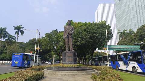 Suasana di Patung MH Thamrin di Jalan Merdeka Selatan, Jakarta Pusat, Selasa (29/4/2025). Foto: Thomas Bosco/kumparan