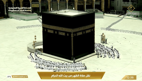 Salat Zuhur di mataf Masjidil Haram, Selasa (29/4/2025, hanya diikuti sedikit jemaah. Pemandangan langka. Foto: Youtube @qurantvsa