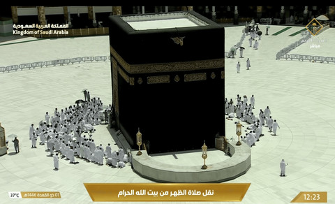 Jemaah bersiap-siap salat Zuhur di Masjidil Haram, Selasa (29/4/2025) Foto: Youtube @qurantvsa