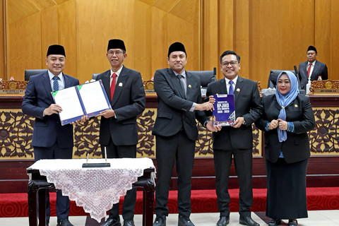 Pemkot Surabaya bersama DPRD Kota Surabaya resmi tetapkan Rancangan Awal (Ranwal) Rencana Pembangunan Jangka Menengah Daerah (RPJMD) Kota Surabaya Tahun 2025-2029 pada rapat paripurna di Gedung DPRD Surabaya pada Rabu (9/4/2025). Foto: Dok. Istimewa
